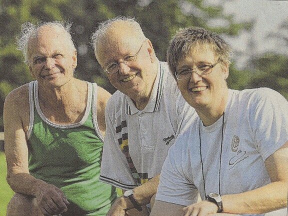 v.l. Dr. Manfred Kloweit-Hermann, (Rolf Lieske mit der Anzahl der Sportabzeichen mit den meisten Abnahmen), Rolf Lieske, Ute Peperkorn, Sportabzeichenteam Foto Gert Westdörp, Meller Kreisblatt image-10823